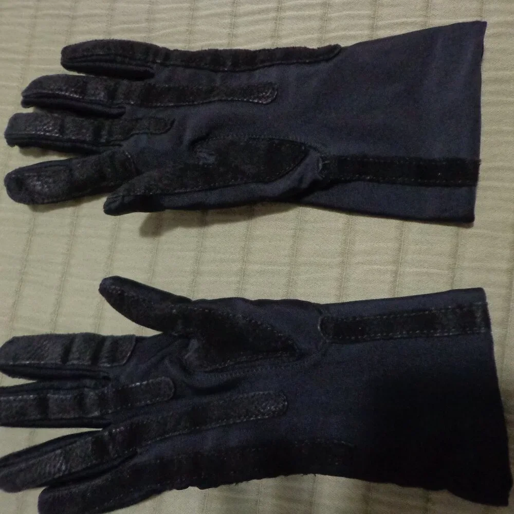 Aris Isotoner Classic Glove Wm's S/M Black 4-Way Stretch Lined Chevron Detailing